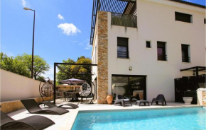Amazing Home In Avignon With Kitchen